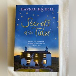 Hannah Richell Secrets of the Tides Soft Cover